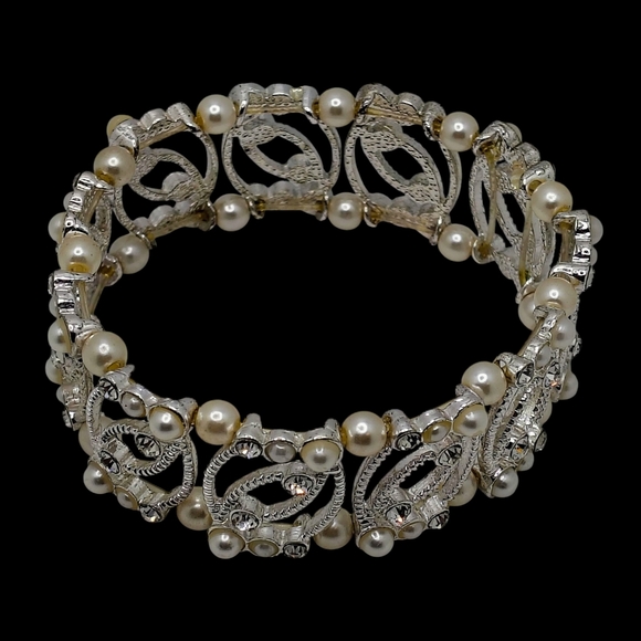 Elegant Silver and Pearl Bracelet - Picture 2 of 4